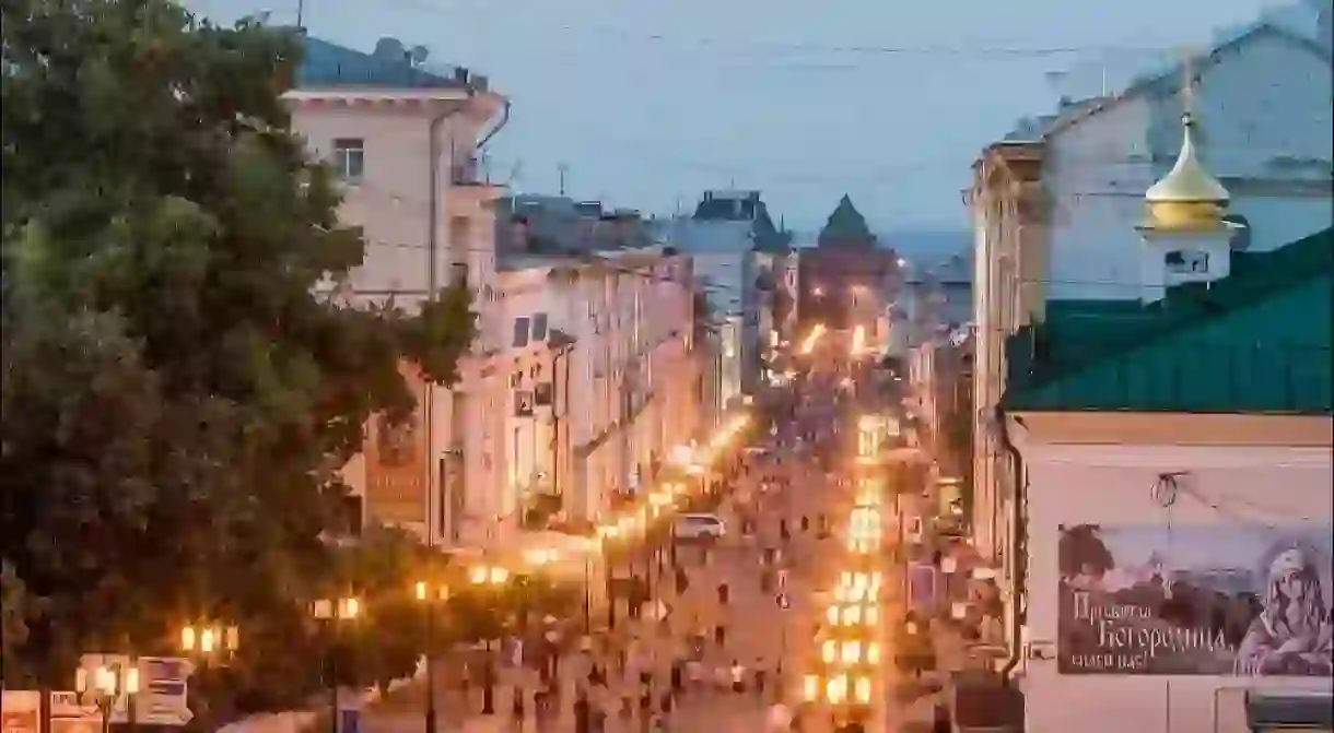 Bolshaya Pokrovskaya at night, a perfect film set