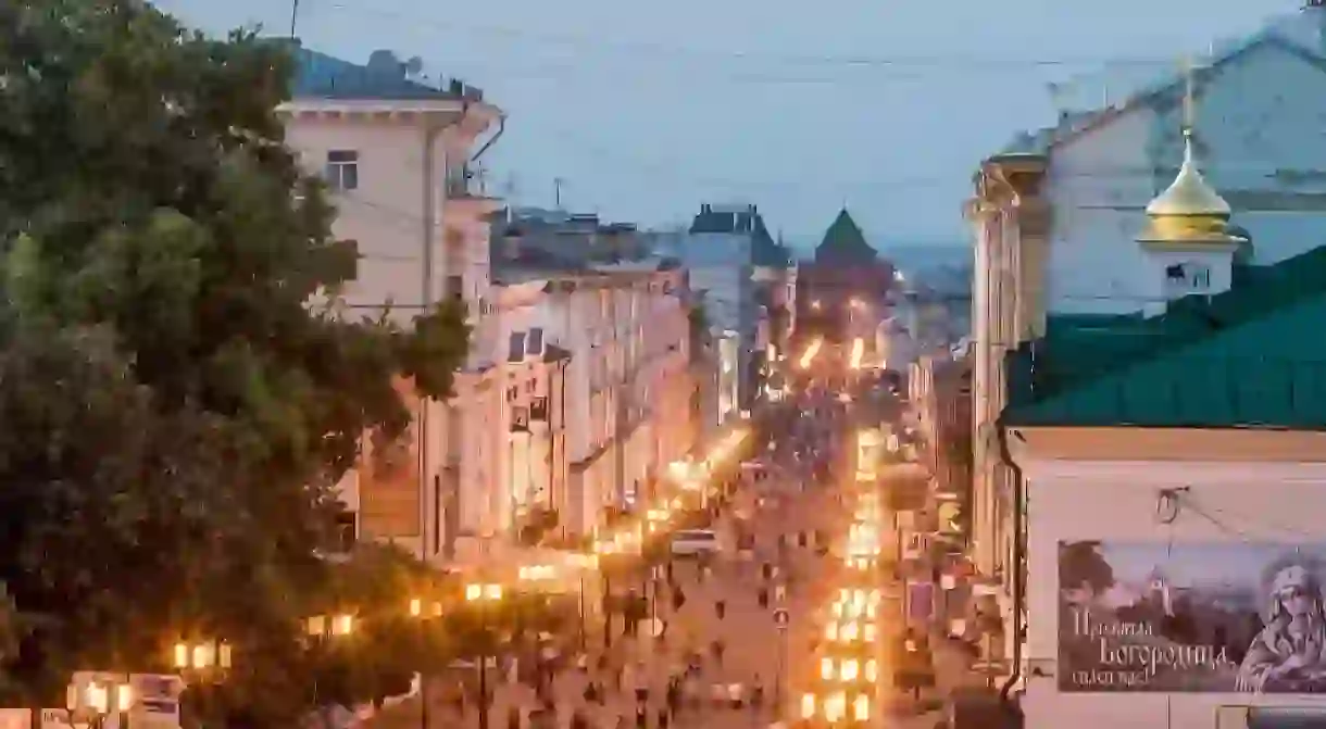 Bolshaya Pokrovskaya at night, a perfect film set