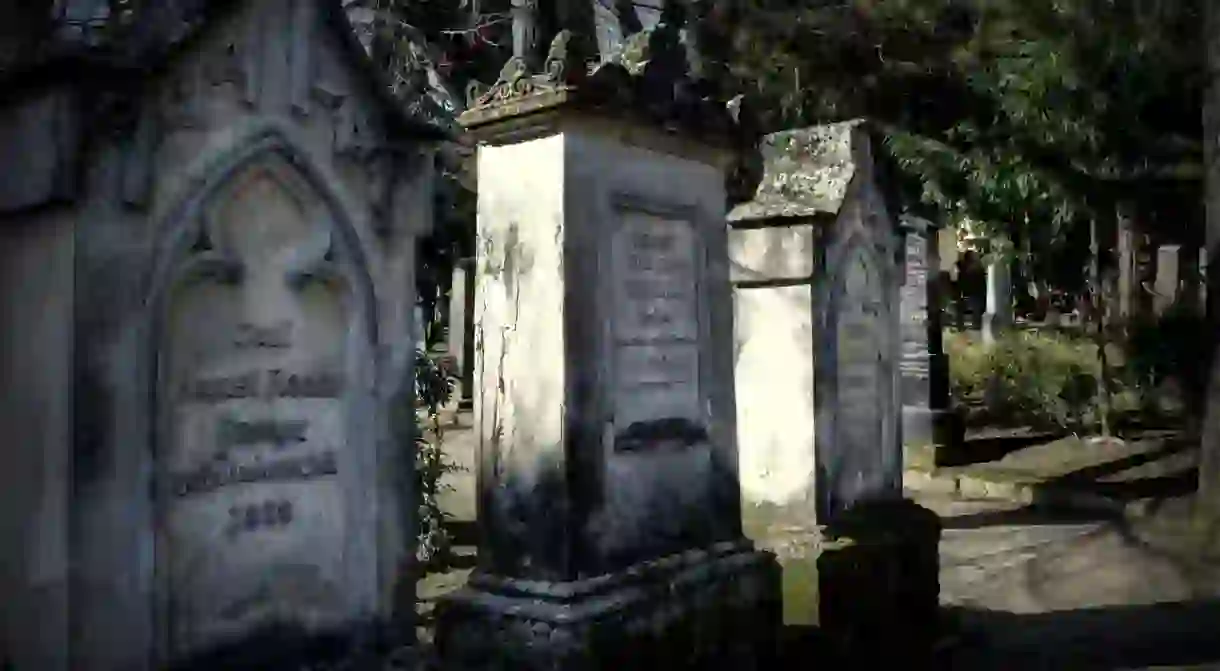 Take a tour of a cemetery