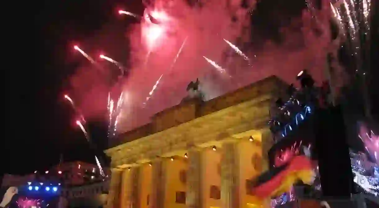 Fireworks illuminate Berlins Brandenburg Gate