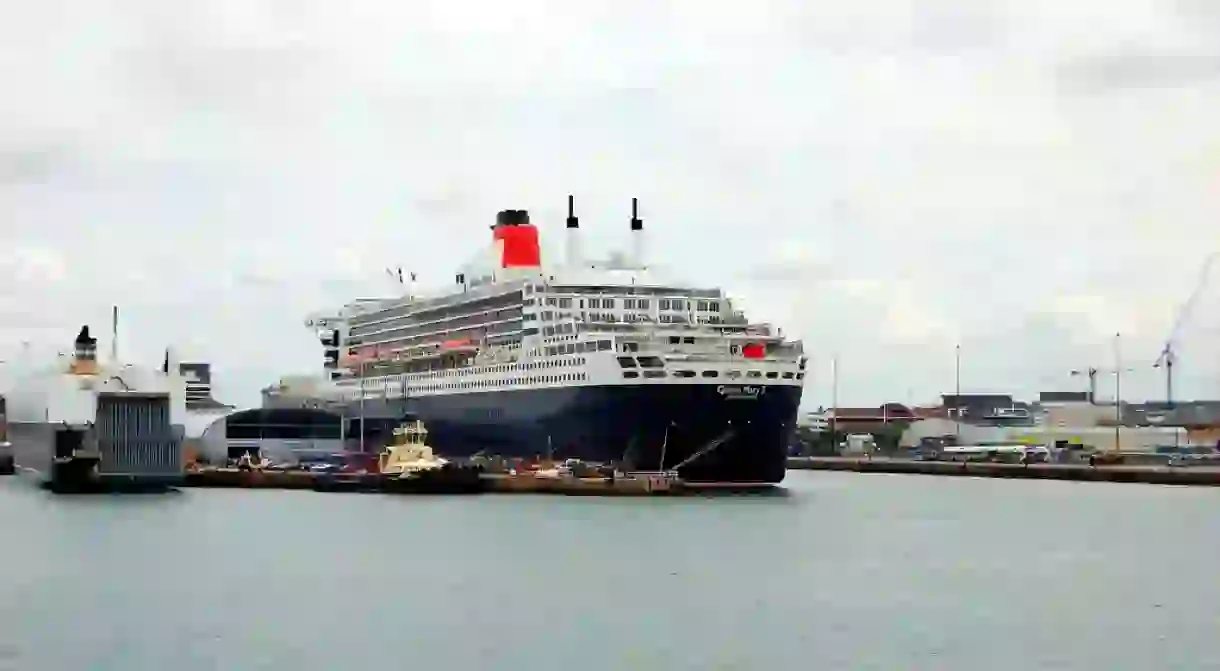 QUEEN MARY 2. SOUTHAMPTON DOCKS. UK.