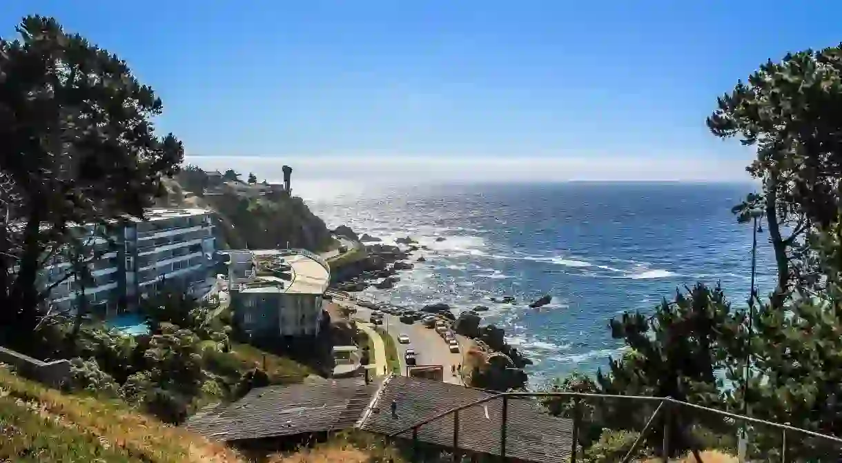 Wake up to a view of sea-splashed rocks at the Hotel Oceanic in Viña del Mar