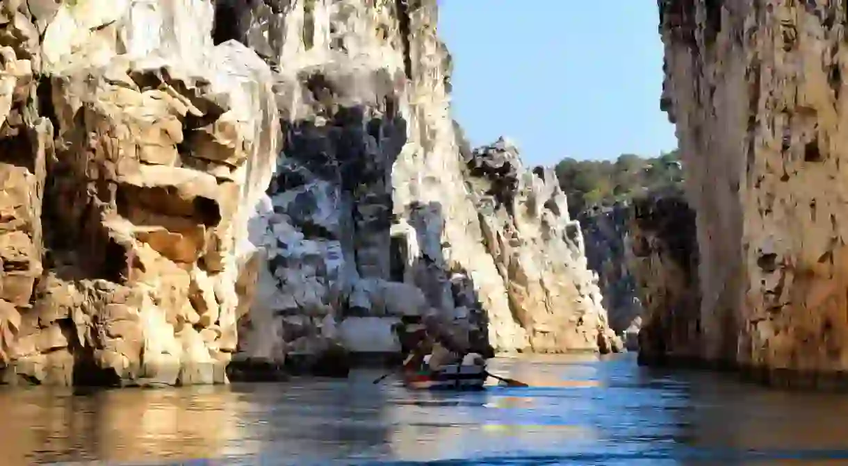 Marble rocks alongside River Narmada at Bhedaghat, Jabalpur