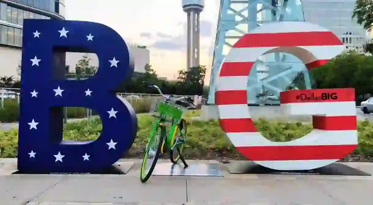 LimeBike in the #DallasBIG sign │Courtesy of LimeBike