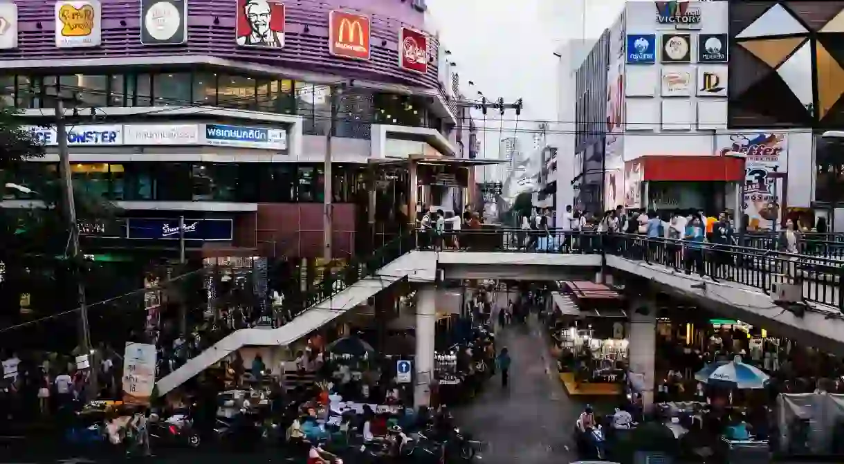 Thronging streets in Bangkoks neighbourhood of Victory Monument