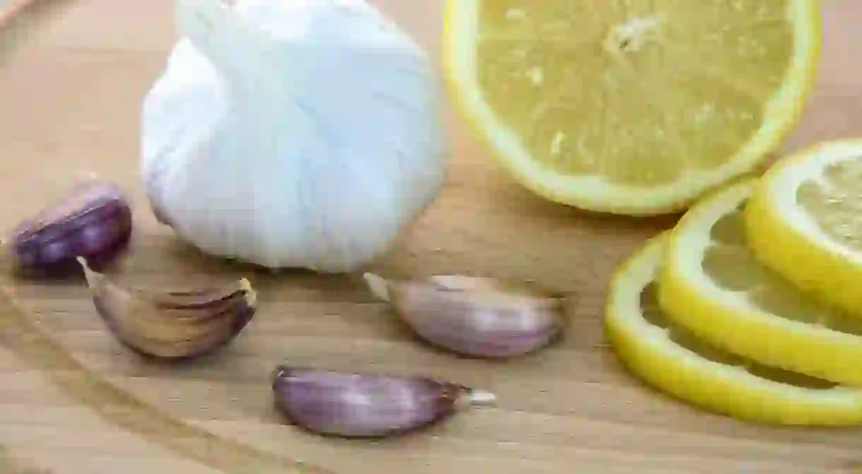 Garlic and lemon juice are key seasoning ingredients when preparing Molihiya