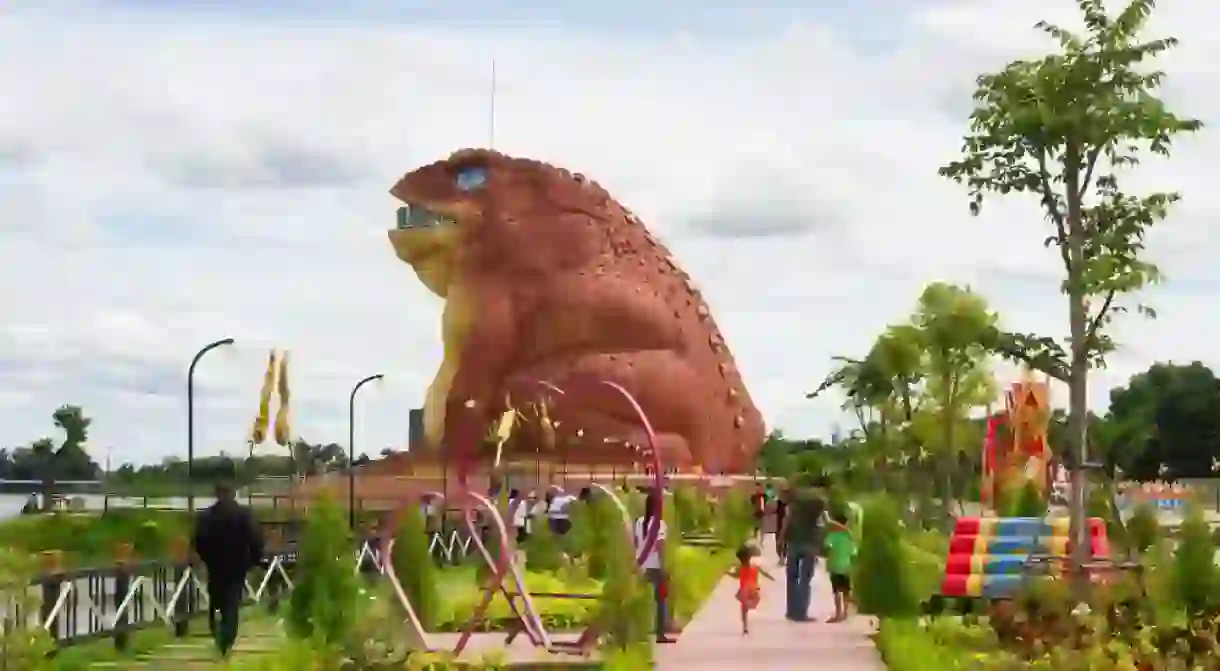 The small but cute Phaya Thaen Public Park in Yasothon ... with a gigantic toad!