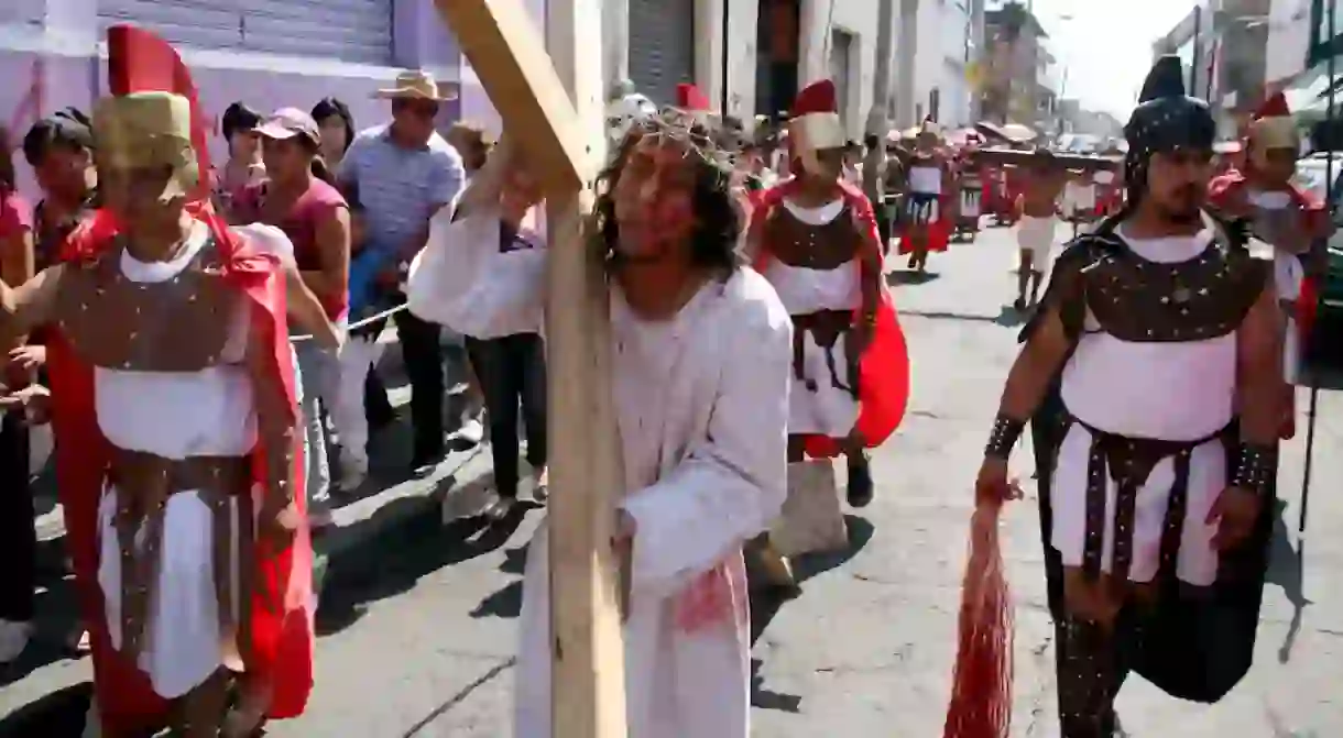 Passion Plays in Mexico dramatize Jesus crucifixion 