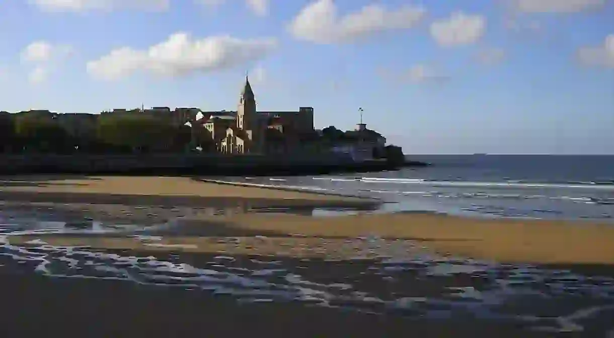 Visit the Playa San Lorenzo in Gijon, Spain