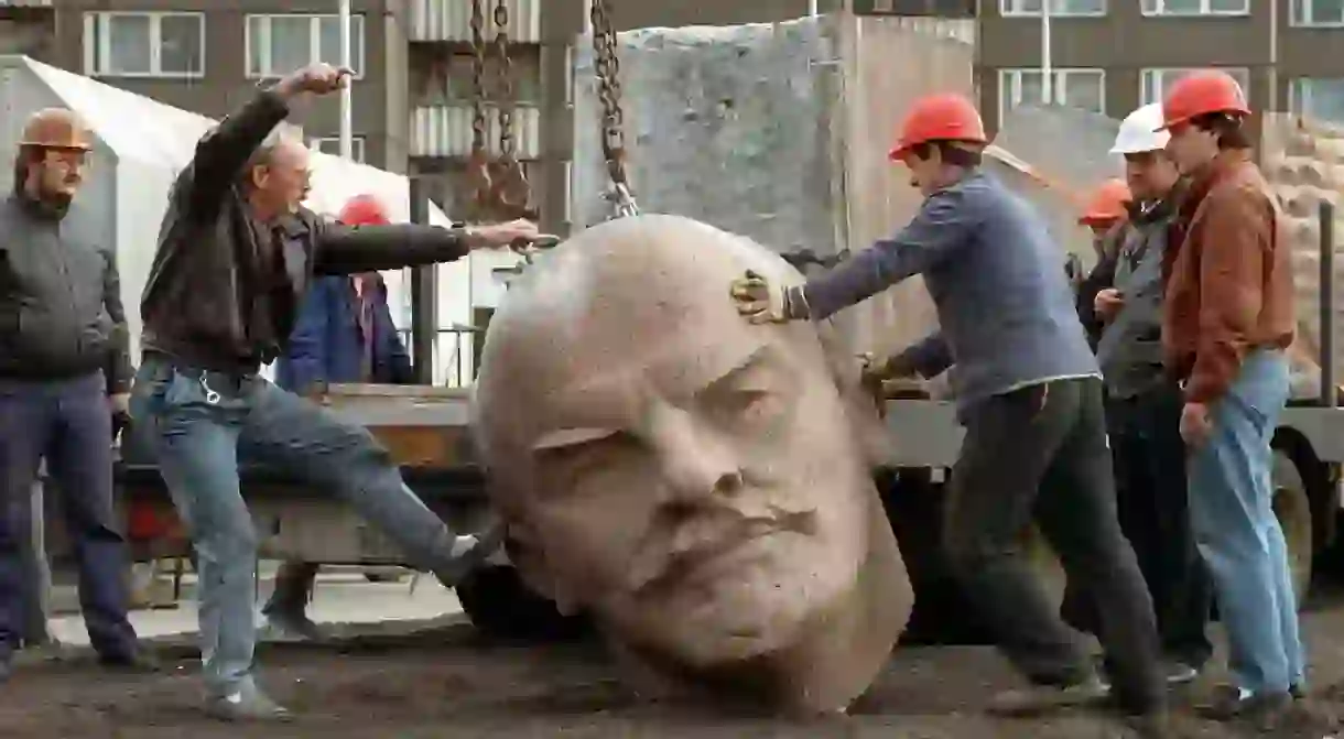 Toppling Lenin