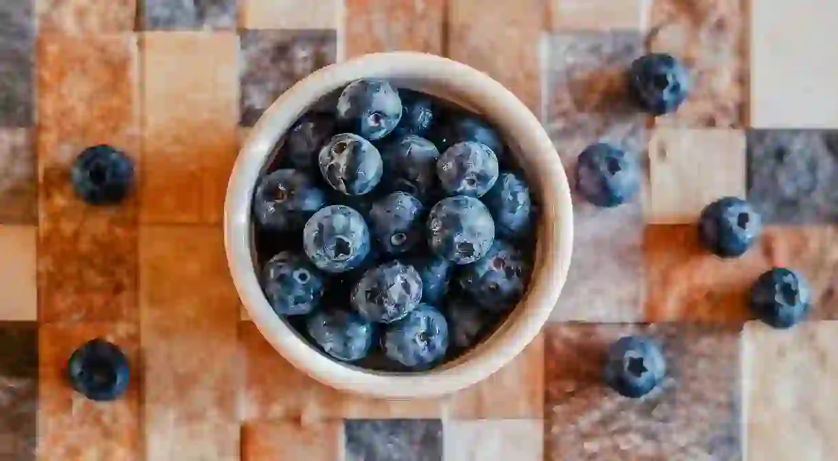 A bowl of fresh blueberries