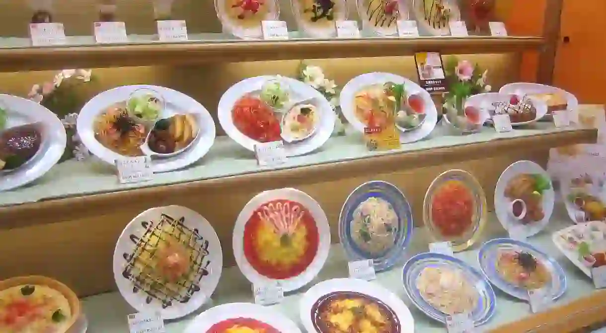 Fake food displays in a Japanese restaurant window/©Lombroso/WikiCommons