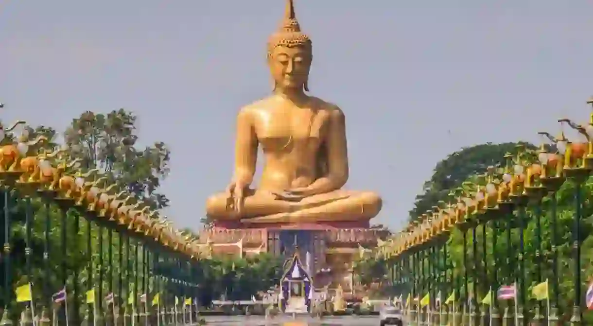 Large seated Buddha statue at Singburis Wat Pikunthong