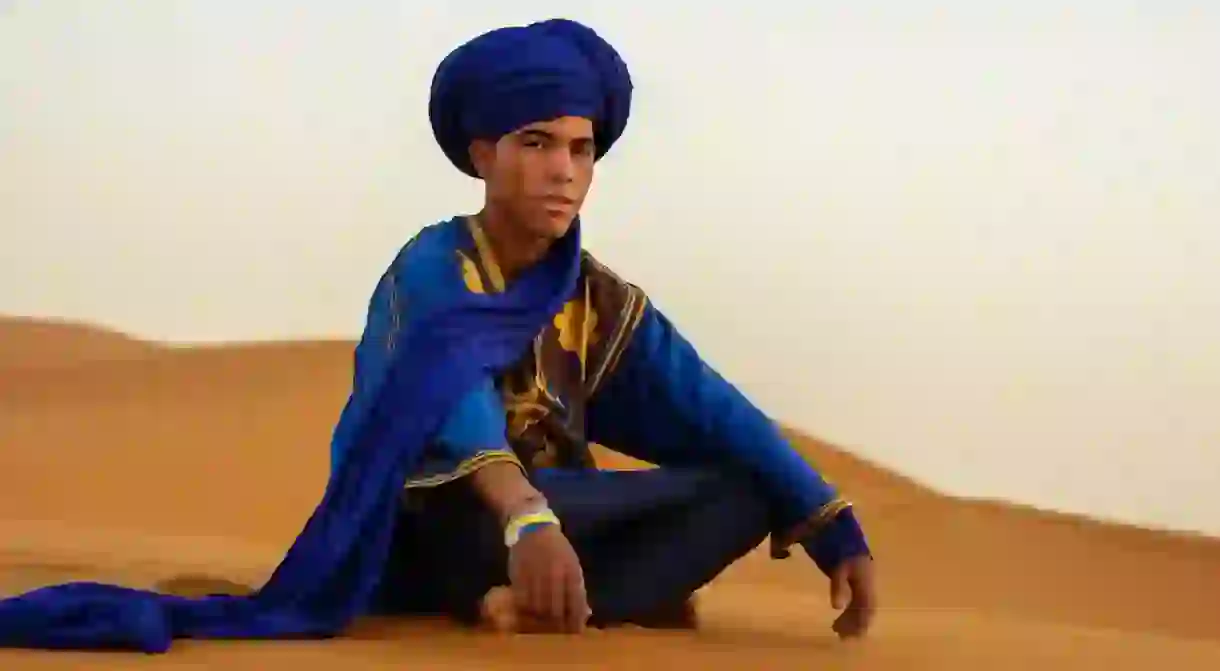 Berber sιττινγ on the dunes of the Sahara Desert