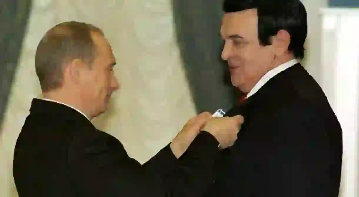 Magomayev receiving an award from President Putin