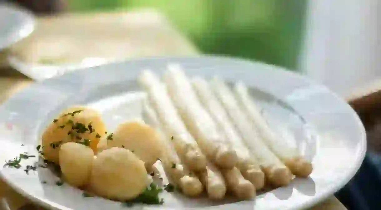 White asparagus with boiled potatoes