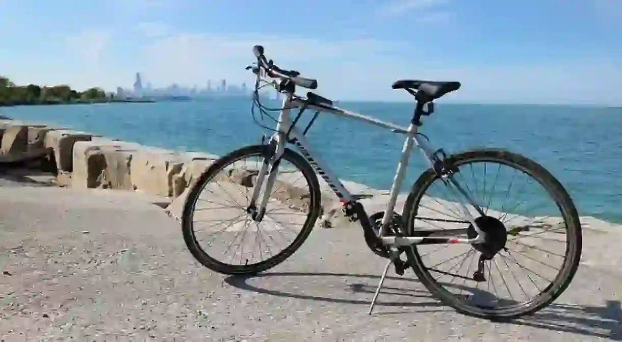 Chicagos Lakeshore Trail spans 18.5 miles along Lake Michigan.