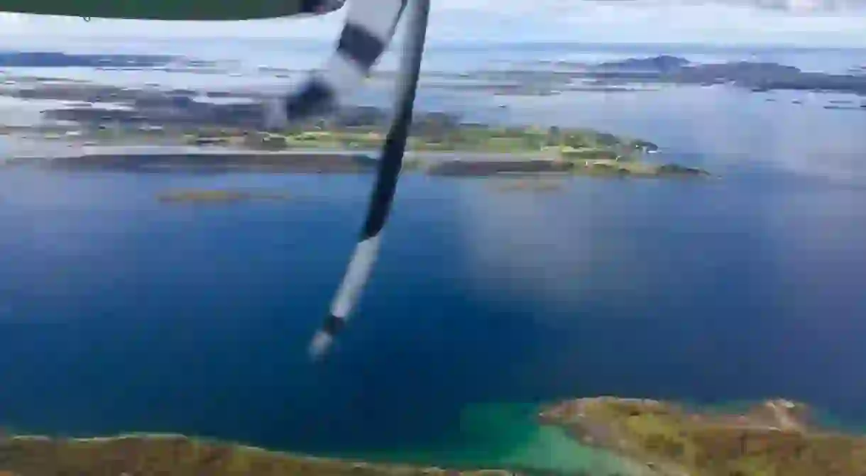 A Widerøe plane flying over Sandnessjøen