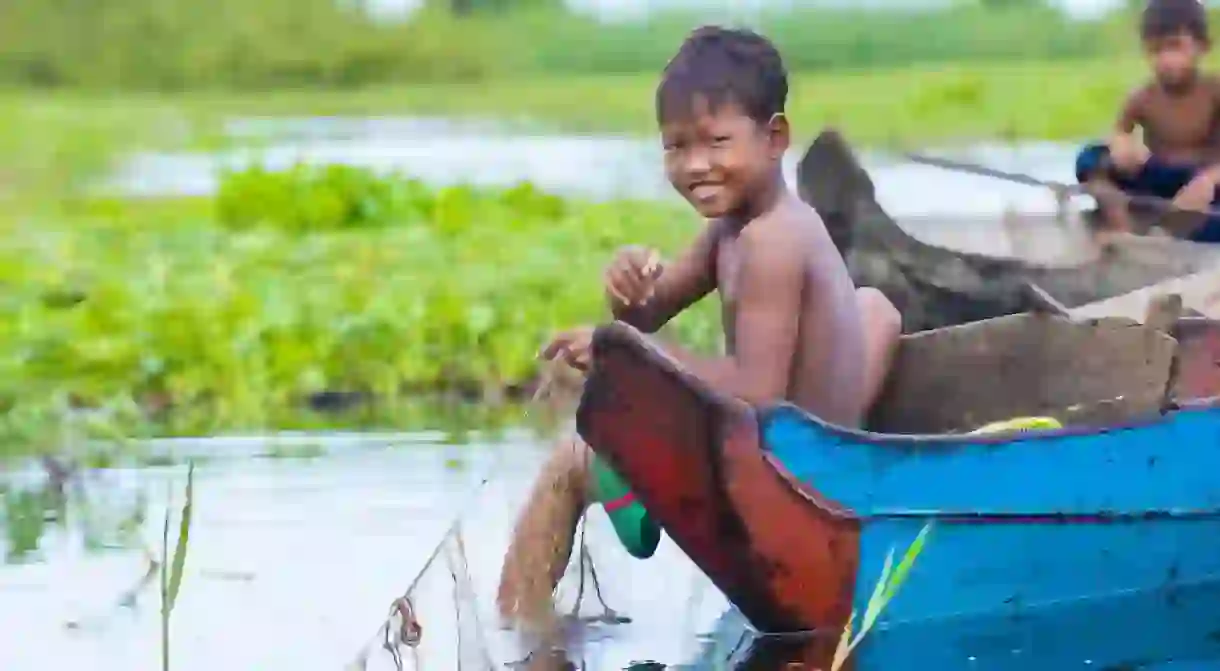 Cambodian children in Tonle sap lake