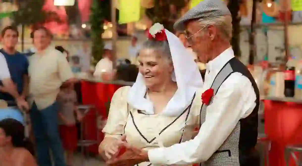 Madrileños dancing chotis