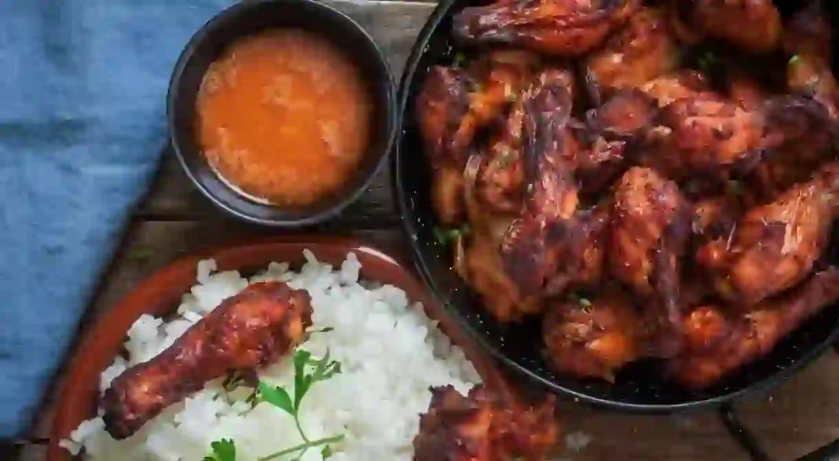 Crispy tandoori chicken drumsticks with mango chutney