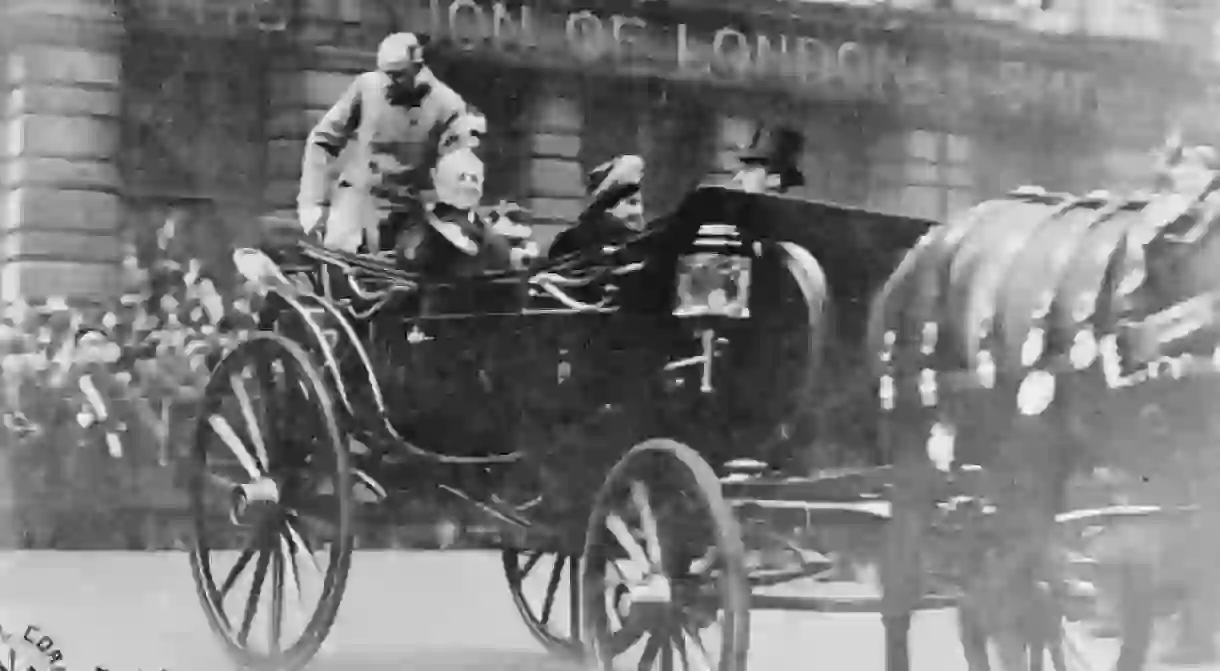 Woodrow Wilson rides in a carriage through London in 1918