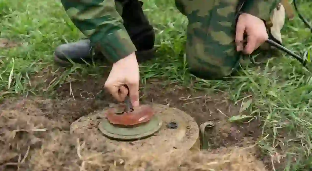 Neutralization of anti-personnel mines