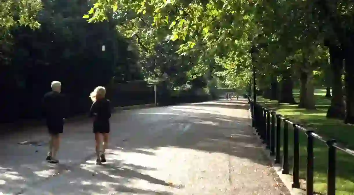 A couple running in Saint James Park in London.