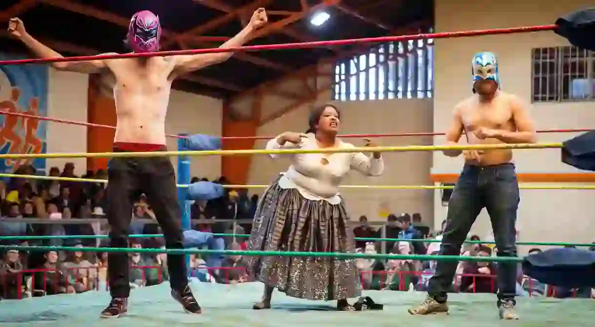 Cholita wrestler Angela la Folclorista plays to the crowd