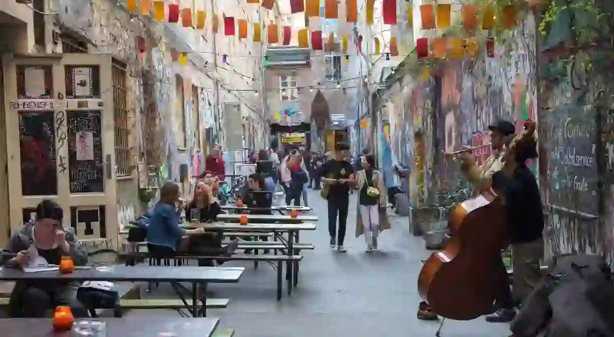 Street musicians often play in Street Art Alley by Hackesche Höfe