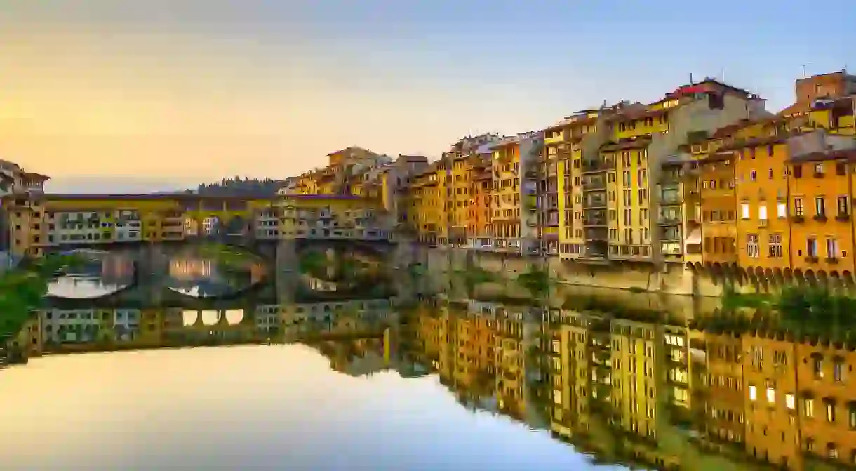 The early morning light illuminates Florences Ponte Vecchio