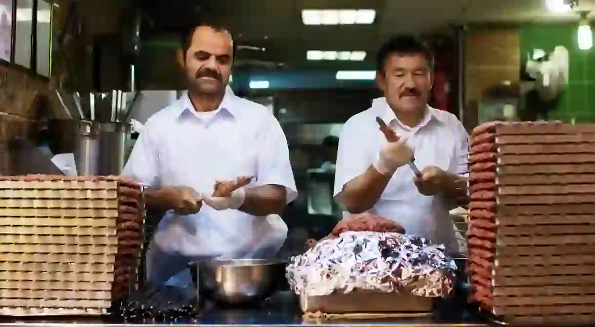 Kuwaiti chefs prepare meat kebabs