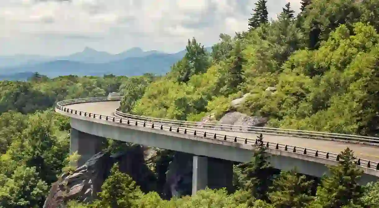 The spectacular Blue Ridge Parkway winds its way past the Appalachian Mountains