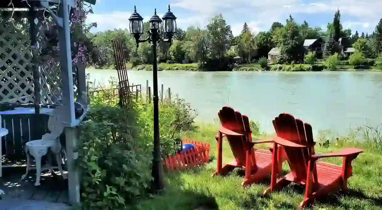 Along River Ridge Bed and Breakfast is located only steps away from the Bow River in Calgary, Canada