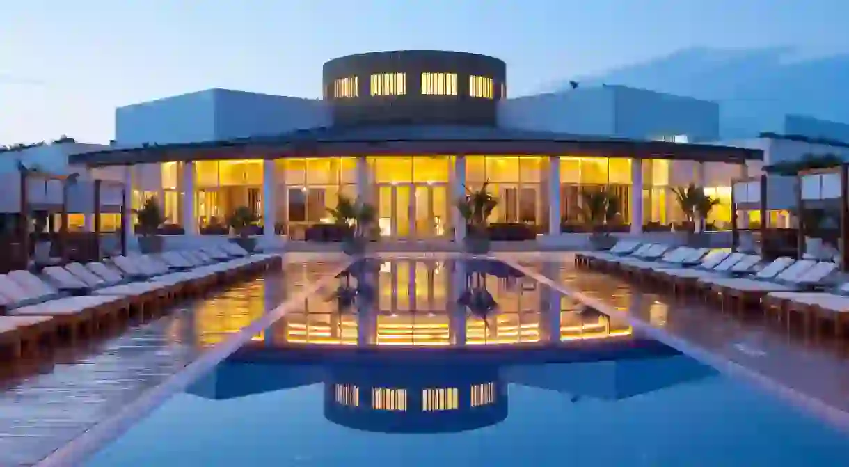 One of Perus many luxury hotels, the Hilton Hotel in Paracas has an impressive swimming pool