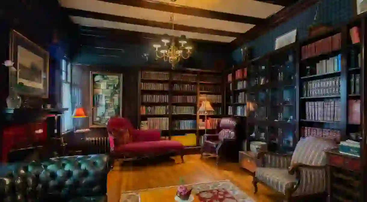 The Beaconsfield Inn in Victoria, British Columbia, has an impressive library