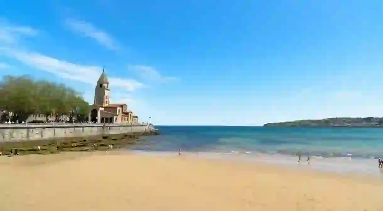 Gijóns main beach, Playa de San Lorenzo, is one of the most stunning urban beaches in the north of Spain