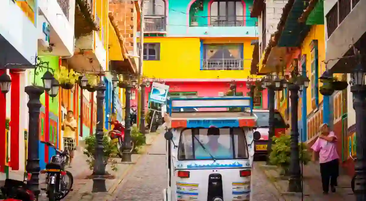 Guatapé’s streets feature a charming array of colorful buildings adorned with zócalos