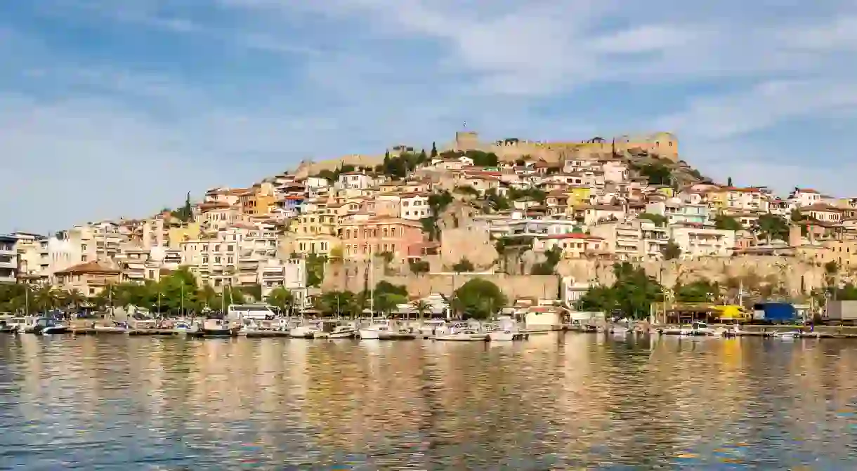 2A8KPPE Kavala old town with its Byzantine castle by the Ionian sea in Greece © AsiaDreamPhoto / Alamy