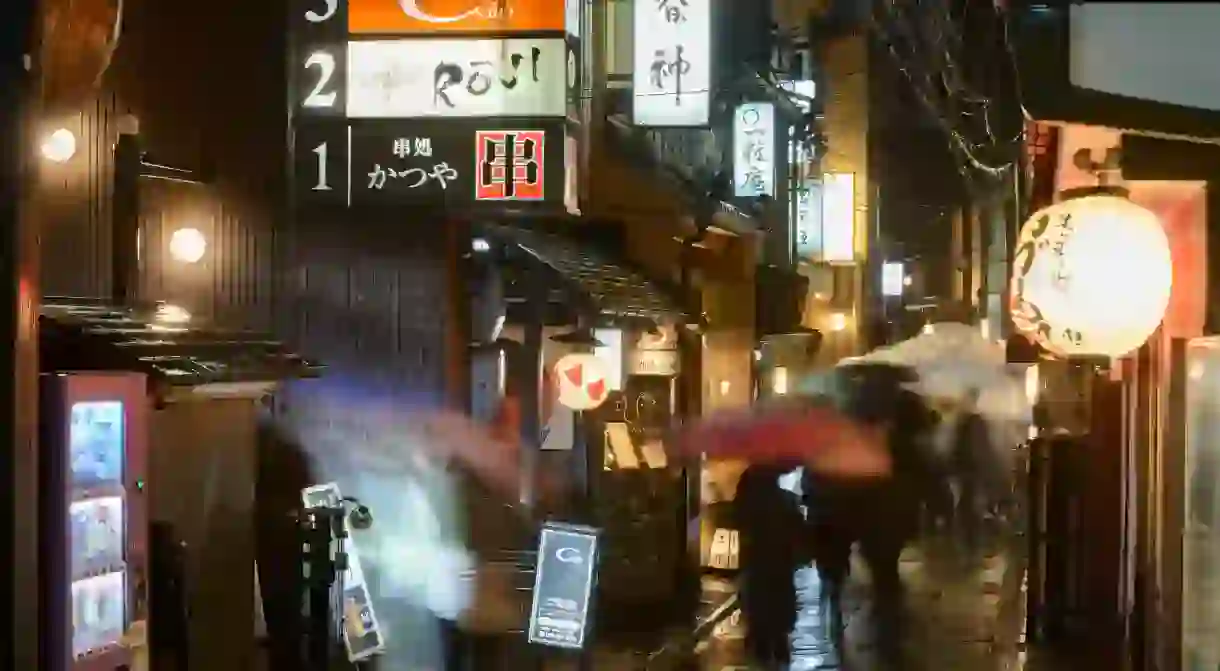 Osakas Hozenji Yokocho Alley buzzes with activity all night long