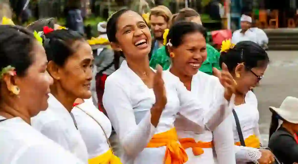 2B82YNN A Group Of Balinese Hindu Women At The Batara Turun Kabeh Ceremony, Besakih Temple, Bali, Indonesia.