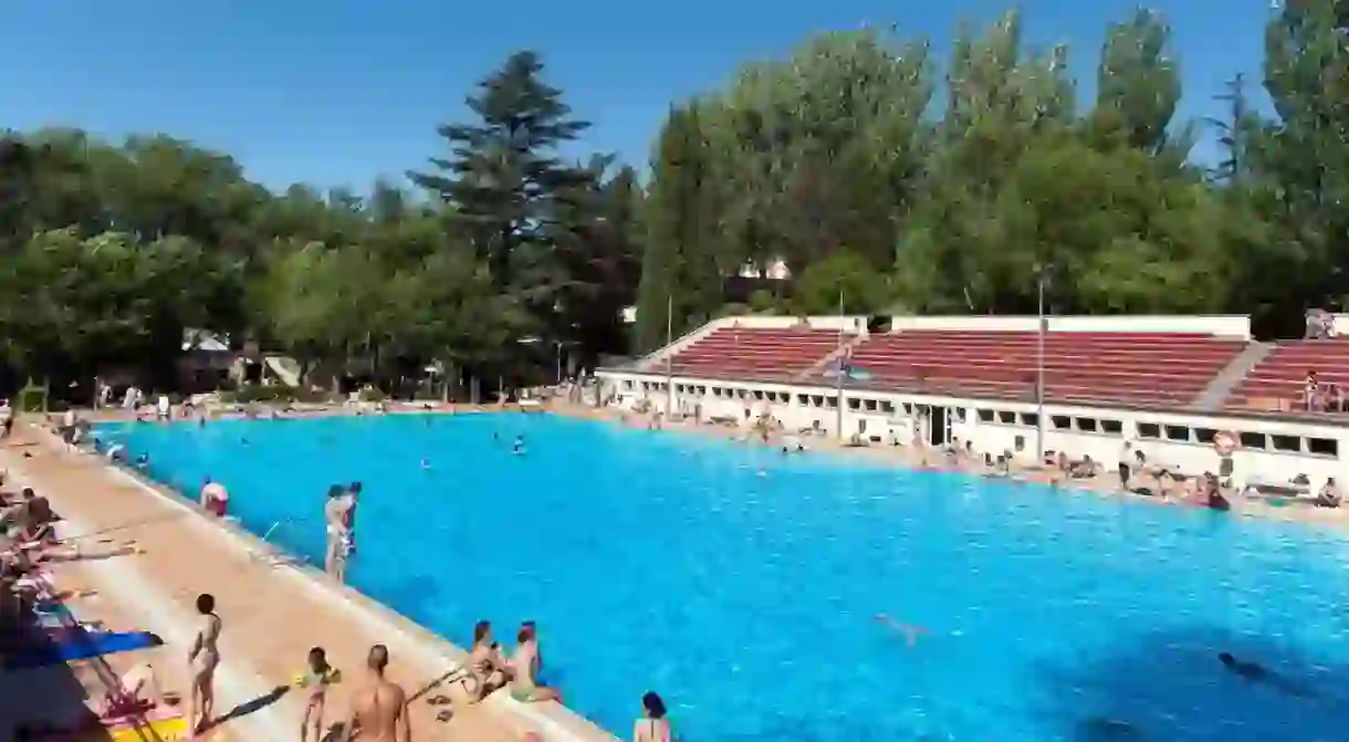 Piscina Lago is an open-air pool at the heart of Casa de Campo in Madrid