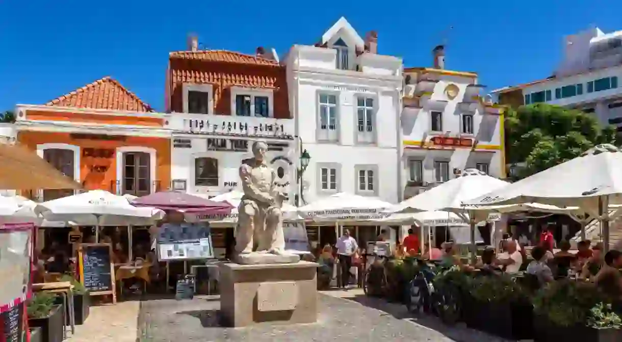 Enjoy your visit to the coastal town of Cascais, where you can combine delicious seafood and oceanside views