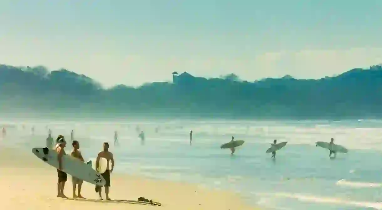 D6JKN6 Surfers on Playa Guiones beach, Nosara, Nicoya Peninsula, Guanacaste Province, Costa Rica, Central America