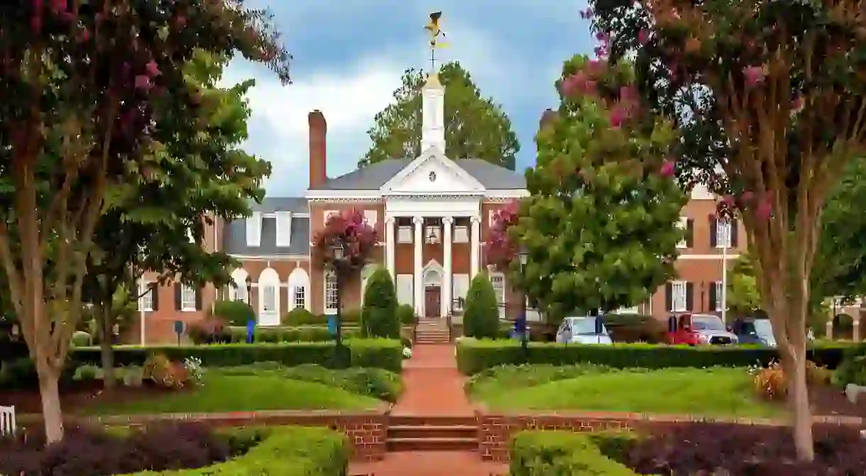 Colonial-style hotel Virginia Crossings in Glen Allen has an indoor and outdoor pool