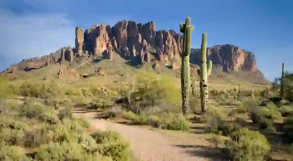 Visiting the Superstition Mountains in Tonto National Forest? Read on to find the best hotels nearby