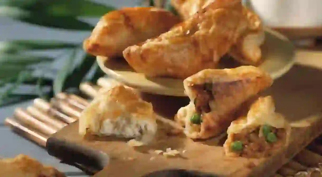 CEC3W4 CEC3W4 Puff pastry pockets with minced meat and ricotta cheese (Pastizzi)