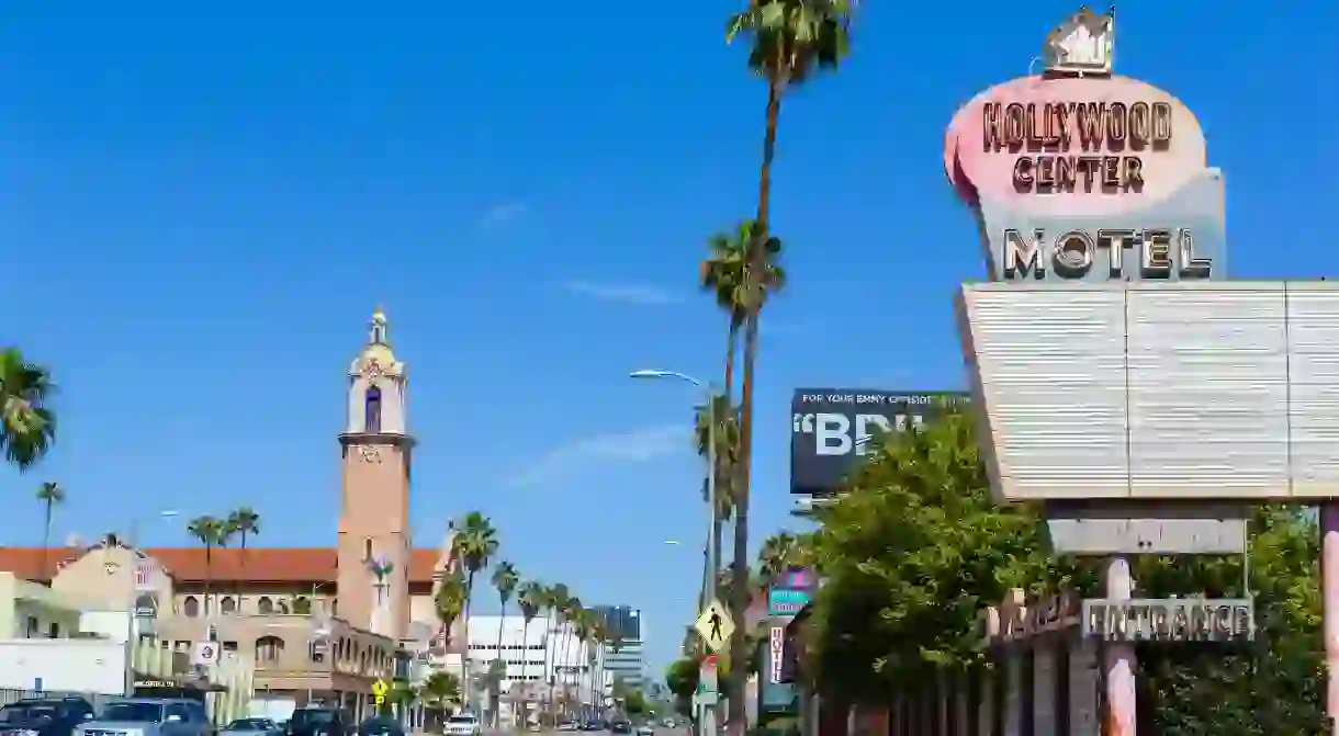 E9FNEY Sunset Boulevard looking towards Crossroads of the World, Sunset Strip, West Hollywood, Los Angeles, California, USA