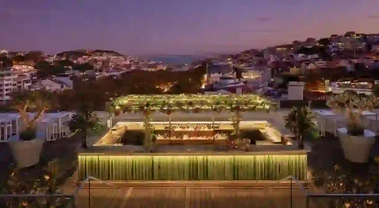 The rooftop bar of the Tivoli Avenida Liberdade Lisboa offers sweeping city views and a garden bar