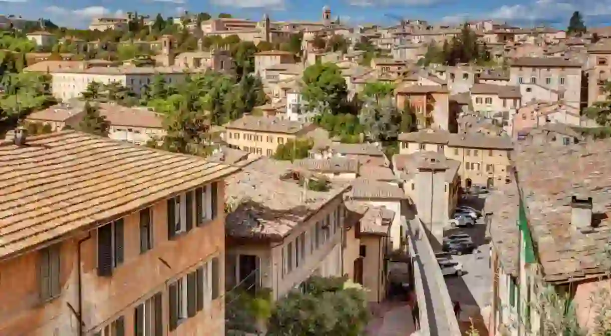 Walk the Via dell’Acquedotto to admire Perugias pretty architecture up close